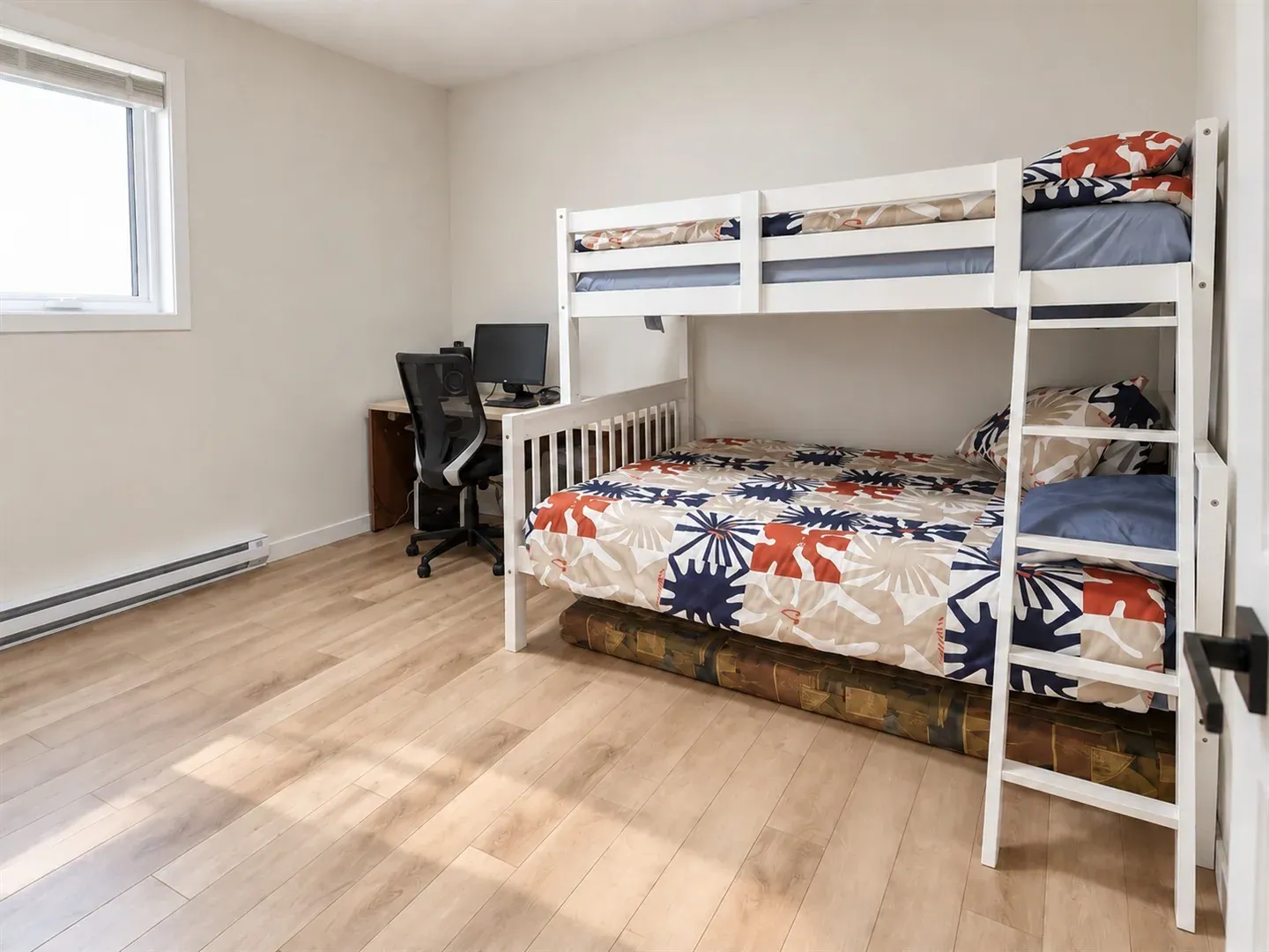 Cozy 3-bed furnished apartment with balcony in Parkwood Hills.