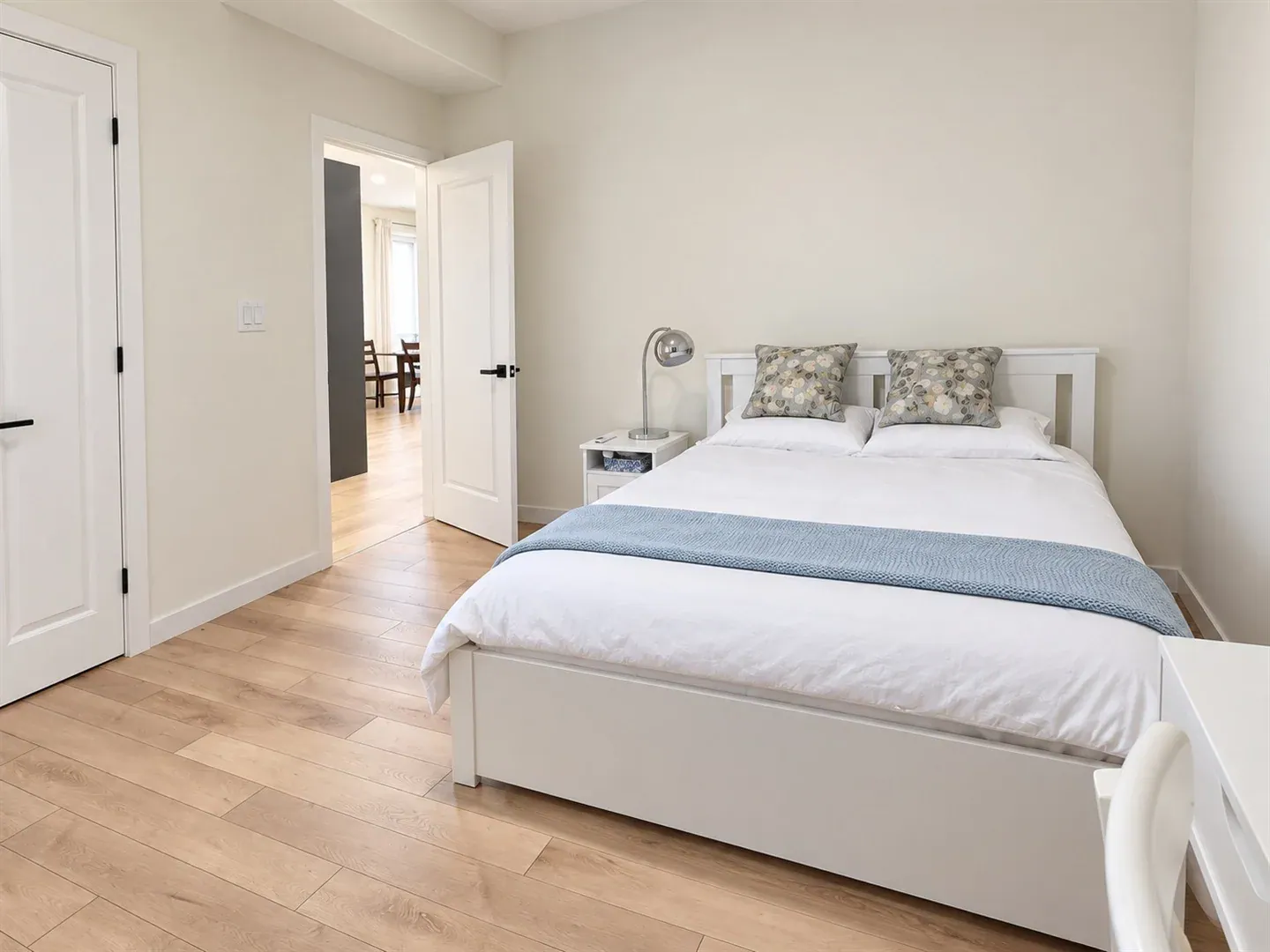 3-bedroom furnished apartment in Parkwood Hills with modern living room.