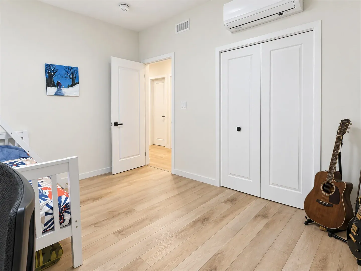 Cozy 3-bedroom furnished apartment living room in Parkwood Hills.