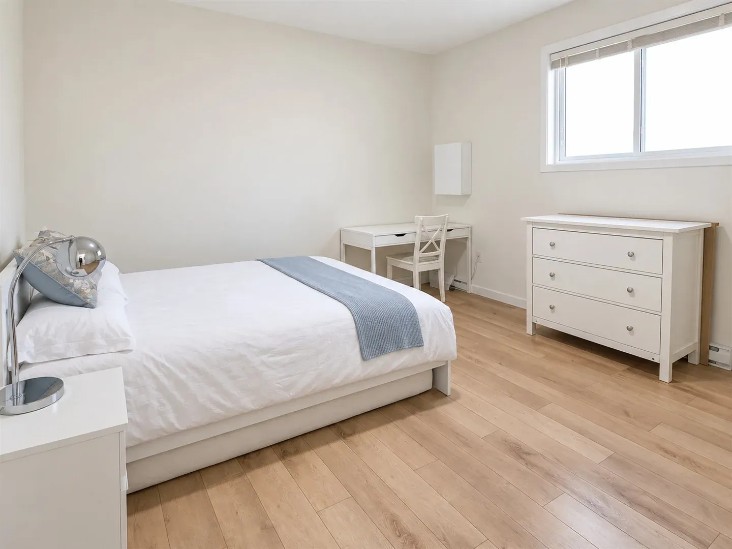 Fully furnished 3-bedroom apartment in Parkwood Hills, Nepean.