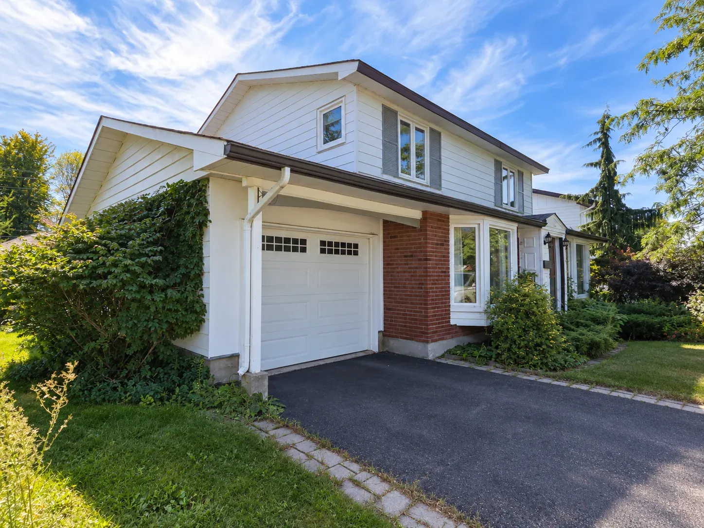 5-Bedroom House in Crestview-Meadowlands, property photo 2 of 29