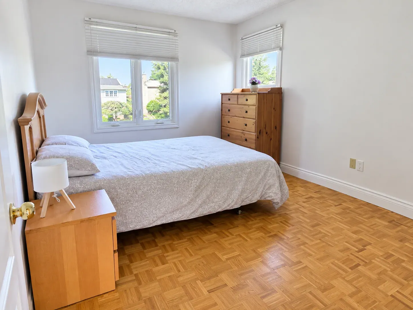 5-Bedroom House in Crestview-Meadowlands, property photo 3 of 29